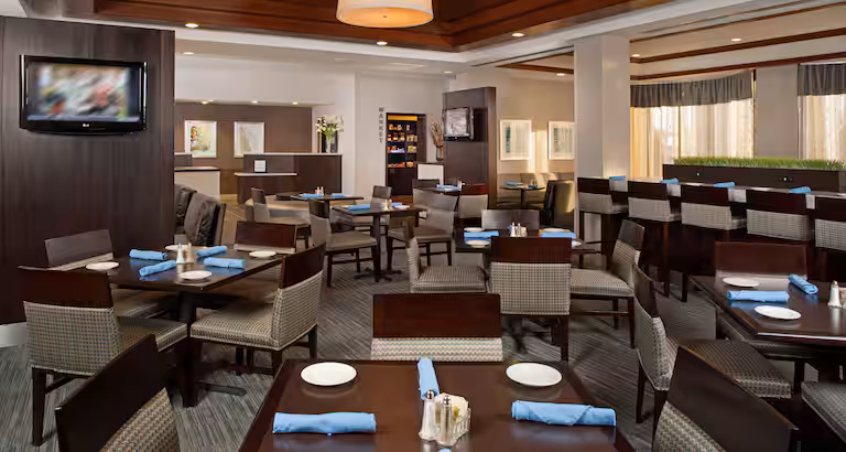 Garden Lounge & Café DoubleTree Chicago Wood Dale